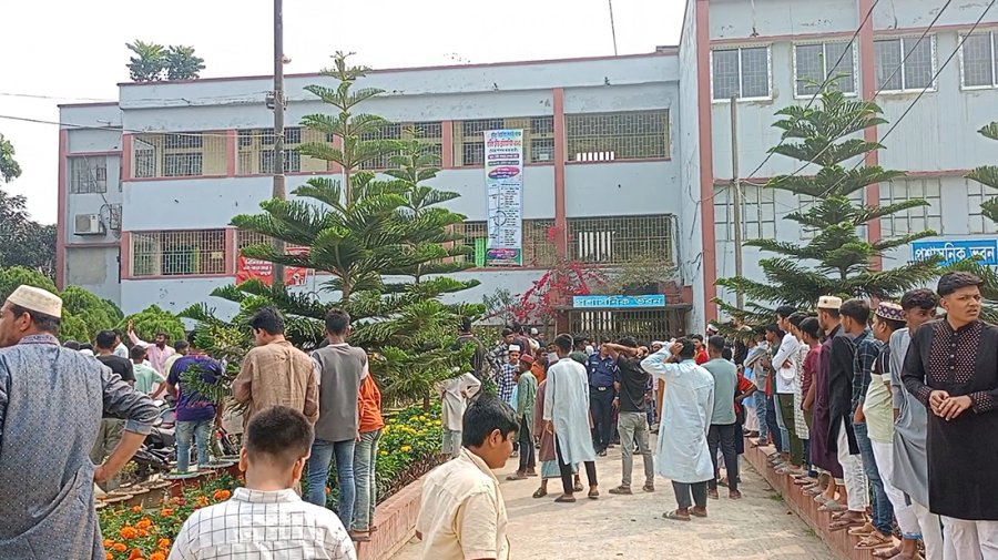 কুমিল্লা ভিক্টোরিয়া কলেজের অধ্যক্ষের ওপর হামলা, প্রশাসনিক ভবনে অবরুদ্ধ শিক্ষকরা